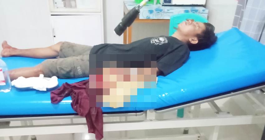 Pemuda di Kecamatan Lemito terbaring di Puskesmas Lemito, dengan kondisi luka bacok pada tangan bagian kiri.