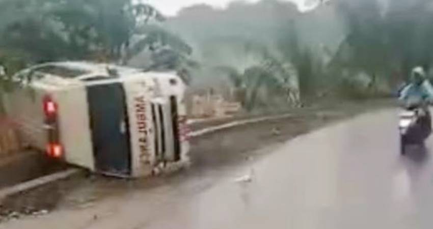 Kondisi mobil ambulance terguling di tanjakan uabanga jalan trans Desa Bukit Hijau, Kecamatan Bulawa, Bone Bolango. (Foto: Tangkapan layar vidio amatir).