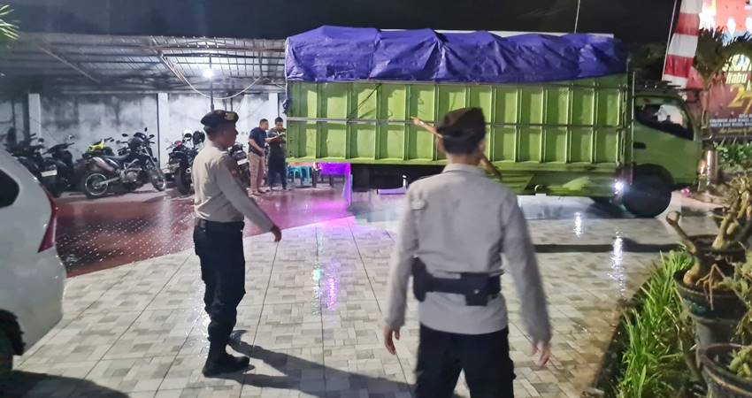 Logistik Pilkada tahun 2024 tiba di Kantor KPU Kota Gorontalo mendapat pengawalan ketat petugas kepolisian, Selasa (1/10) pukul 18.40 Wita. (Foto: Istimewa).