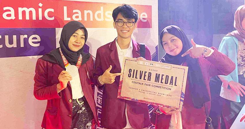 PRESTASI : Tiga mahasiswa Faperta UNG, menunjukan sertifikat dan medali perak dalam kegiatan lomba Essay Nasional di Brawijaya Malang. (foto : dok / ung)