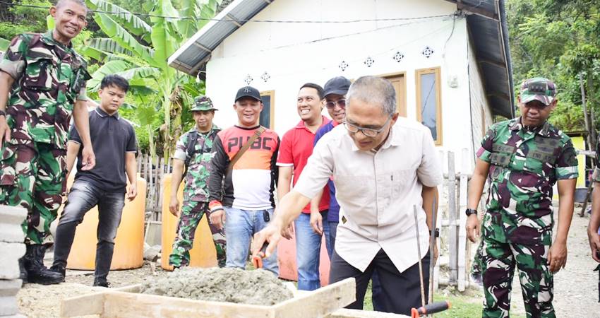 Pj Wali Kota Gorontalo, Ismail Madjid ketika meletakkan batu pertama pembangunan Mahyani di Kelurahan Tanjung Kramat, Sabtu (12/10/2024). (Foto: Prokopim)