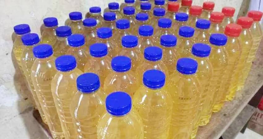 Minyak goreng curah dalam kemasan botol yang dijual pedagang. (istimewa)