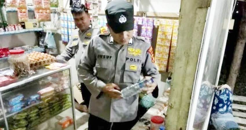 Sejumlah petugas Polsek Mootilango saat melakukan operasi penertiban miras di sejumlah kios yang ada di wilayah hukumnnya.