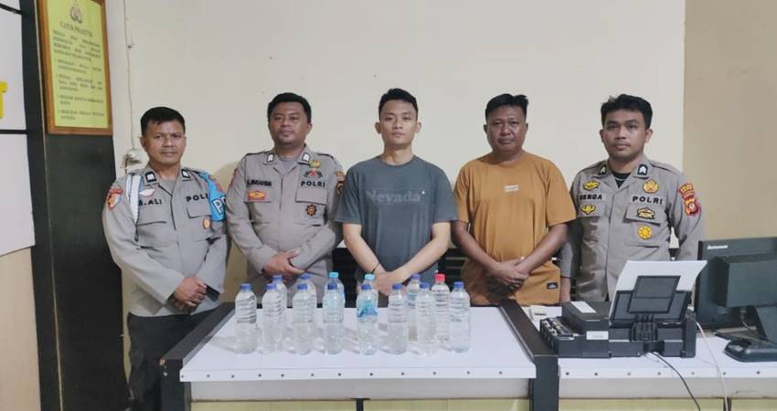 Personel Polsek Limboto Barat berhasil menyita belasan botol Miras jenis cap tikus.