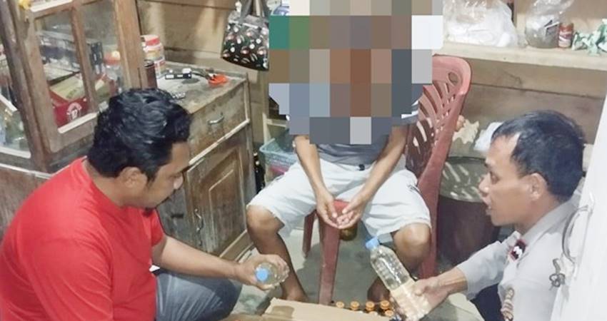 Personel Polsek Boliyohuto, mengamankan minuman keras (Miras) jenis cap tikus dari warung-warung milik masyarakat.