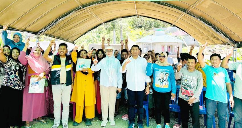 Calon Bupati dan Wakil Bupati Bone Bolango, Merlan Uloli dan Syamsu Botutihe ketika berpose bersama pendukungnya. (Foto: Tim media MULUS)
