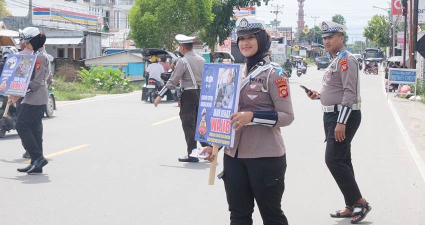 Personel Lalu Lintas selain melakukan tilang terhadap pelanggar lalu lintas, turut dilakukan pula sosialisasi keselamatan berlalu lintas.