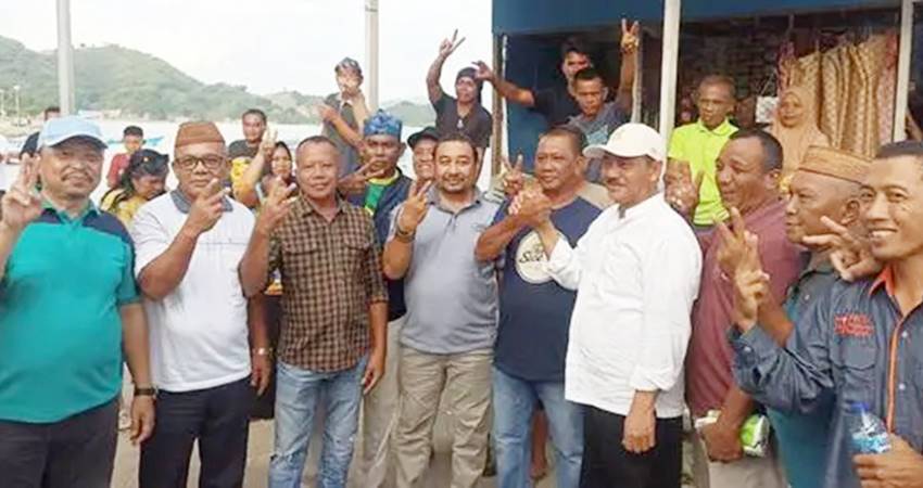 Pasangan Rum Pagau dan Lahmuddin Hambali (PAHAM) saat kampanye blusukan Desa Pentadu Timur, Kecamatan Tilamuta.(f.istimewa)