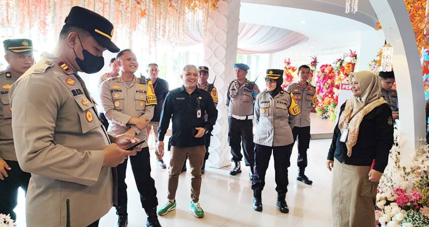 Kapolresta Gorontalo Kota Kombespol Dr. Ade Permana,S.I.K.,MH mengecek langsung kesiapan personil yang melaksanakan pengamanan pada debat perdana dimana debat ini menjadi bagian dari tahapan penting dalam Pilkada 2024.