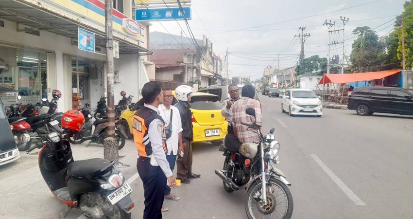 Petugas Dinas Perhubungan Kota Gorontalo saat melakukan penataan parkir di kawasan Jamu Solo, Kota Gorontalo.