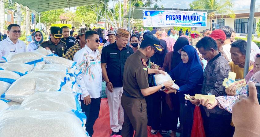 PASAR MURAH. Plt Sekda Haris S Tome saat menghadiri pelaksanaan pasar murah di halaman Kejaksaan Kabupaten Gorontalo. Nampak Kajari Kabupaten Gorontalo Abvianto Saifullah saat memberikan beras kepada masyarakat