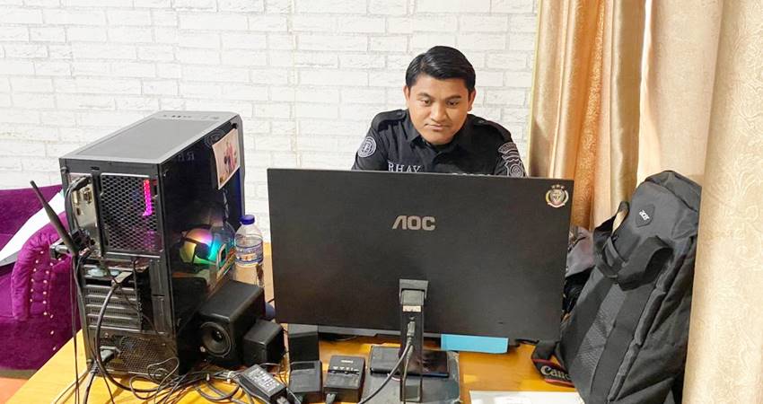 Personel Humas Polresta Gorontalo Kota, melakukan patroli siber disejumlah media sosial, untuk mencegah adanya informasi hoaks dan hal-hal lainnya.