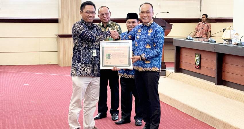 ZERO ACCIDENT : Pj Gubernur Sulawesi Selatan, Prof. Zudan Arif Fakrulloh, menyerahkan sertifikat penghargaan Zero Accident tingkat nasional, kepada Region Manager HSSE Pertamina Patra Niaga Regional Sulawesi, Sigit Trahmawan, di Makassar, Kamis (17/10). (foto : dok / pertamina patra niaga)