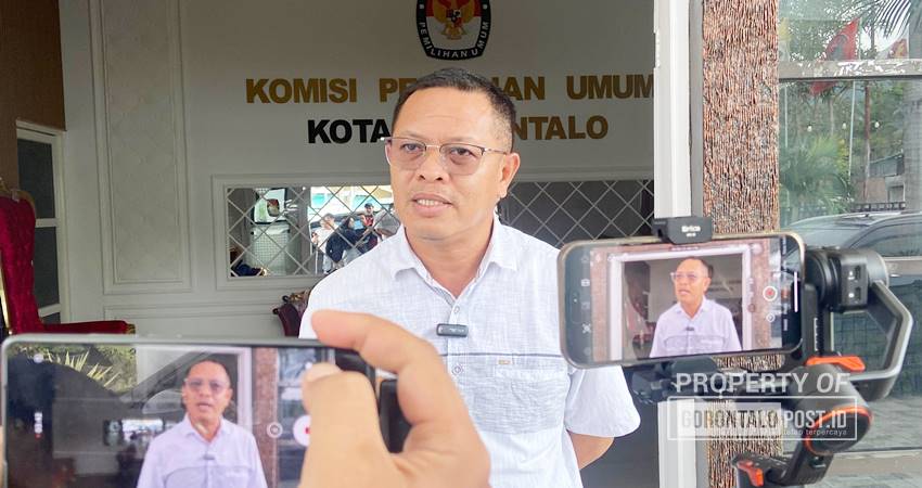 JY saat diwawancara awak media dalam konferensi pers di Kantor KPU Kota Gorontalo, Senin (7/10/2024). (F. Diyanti/ Gorontalo Post)