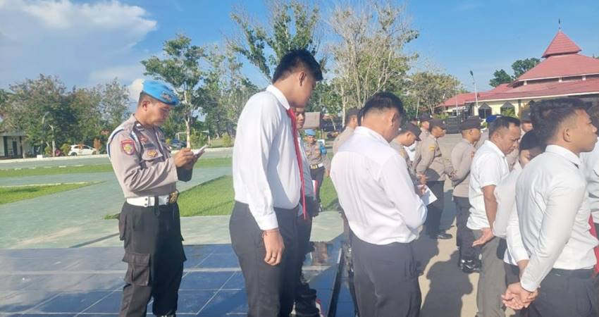 Pemeriksaan personel Polres Pohuwato oleh Sie Propam, mulai dari sikap tampang hingga kelengkapan administrasi dari masing-masing personel.