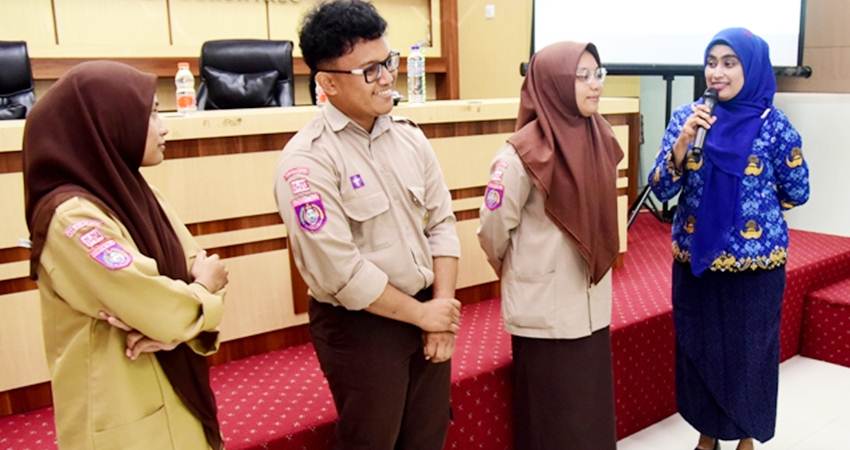Kabid PIKP Dinas Kominfotik Provinsi Gorontalo, Zakiya Baserewan, mengapresiasi keberanian tiga siswa tampil membuat konten pada program Recak Digital di MAN 1 Limboto, Kabupaten Gorontalo, Kamis (17/10). (Foto : Haris/diskominfo)