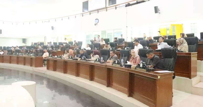 Suasana rapat paripurna pembentukan fraksi di Deprov Gorontalo, kemarin (2/10).