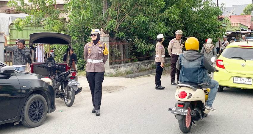 Kasatlantas Polres Gorontalo Kota AKP Octalya Saka saat turun langsung ke lapangan untuk melakukan operasi pelanggaran lalu lintas di ruas jalan Arif Rahman Hakim atau Jalan Dua Susun Kota Gorontalo. (Foto: Istimewa).