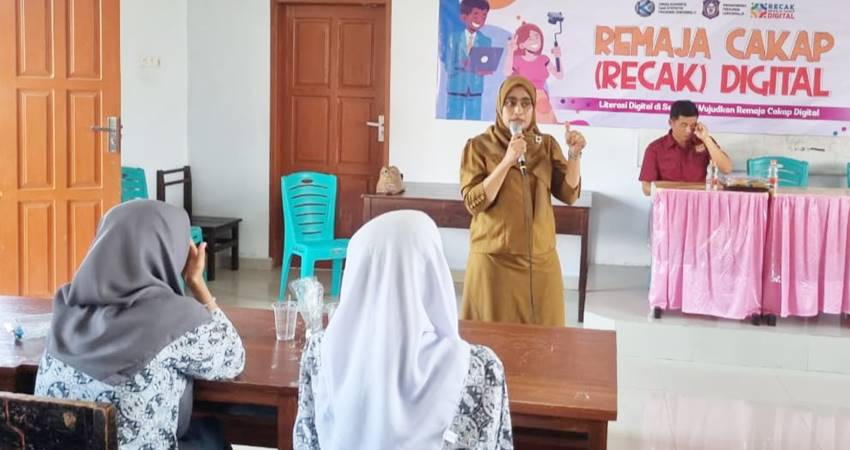 Kabid PIKP Dinas Kominfotik Provinsi Gorontalo, Zakiya Baserewan, memberika materi pada Recak Digital di SMA Negeri 4 Kota Gorontalo, Selasa (22/10). (Foto : Fadli/diskominfotik)