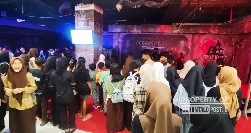 Ramai, siswa-siswi saat mengantri masuk di Rumah Hantu Pocong Merah di City Mall Gorontalo, Ahad (6/10/2024). (F. Natha/Gorontalo Post)