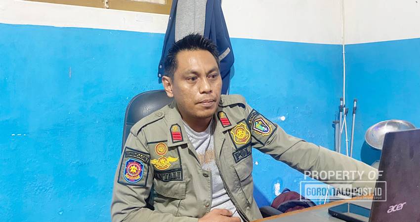 Nurdiyansyah Mantali, salah satu tenaga Honorer di Satpol PP Kota Gorontalo, saat diwawancarai awak media, Selasa (1/10/2024) (F. Diyanti/Gorontalo Post)