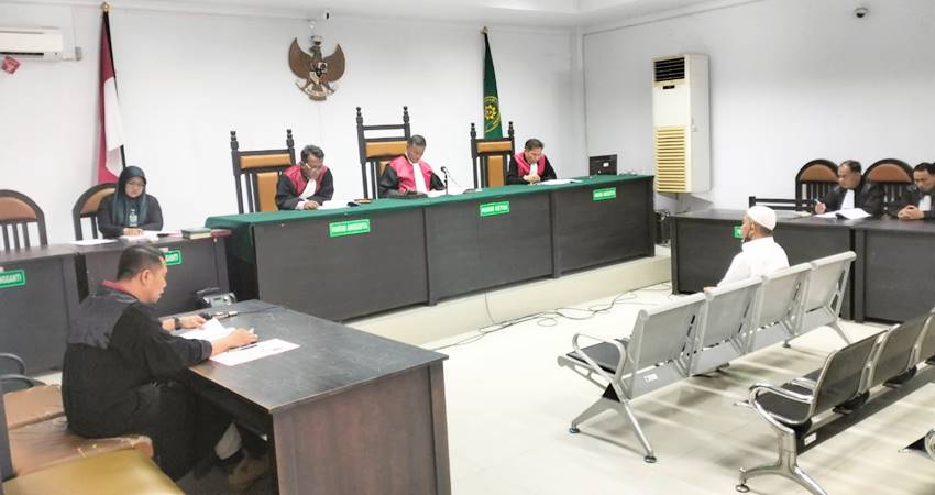 FL, terdakwa dugaan kasus suap proyek peningkatan jalan DI Pandjaitan, Kota Gorontalo saat menjalani sidang perdana dakwaan JPU di PN Tipikor Gorontalo, Rabu (23/10/2024).
