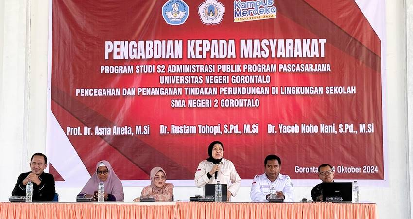 STOP BULLYING : Ketua tim pengabdian Prof. Dr.Asna Aneta, M.Si bersama tim Program Studi Magister Administrasi Publik UNG, saat meggelar sosialisasi pencegahan dan penanganan perundungan di sekolah, berlangsung di SMA Negeri 2 Gorontalo, Jumat (4/10). (foto : dok / ung)
