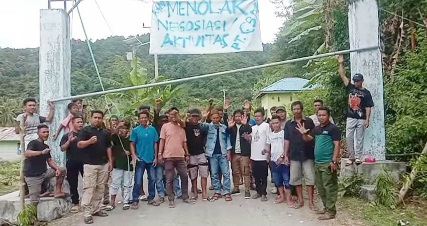 situasi warga di Bone Pantai yang melakukan aksi penolakan terhadap aktifitas tambang.(Foto istimewa)