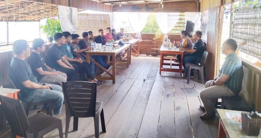 Kapolres Pohuwato, AKBP Winarno,S.H,S.I.K bersama Kanit Intel Densus 88 wilayah Gorontalo, Kompol Soffan Ansyari, Ketua NU Pohuwato, Daiman Ali, Kasat Intelkam Pohuwato, AKP Muhlis Ambosaba dan Katim Densus dan Pencegahan Densus 88 wilayah Gorontalo, Iptu Safrudin, saat bertatap muka dengan mantan narapidana teroris.