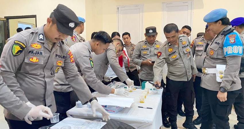 Pelaksanaan tes urine yang dilakukan belum lama ini oleh Polda Gorontalo terhadap para personel. Di mana tes kali ini dilakukan secara dadakan dan acak.