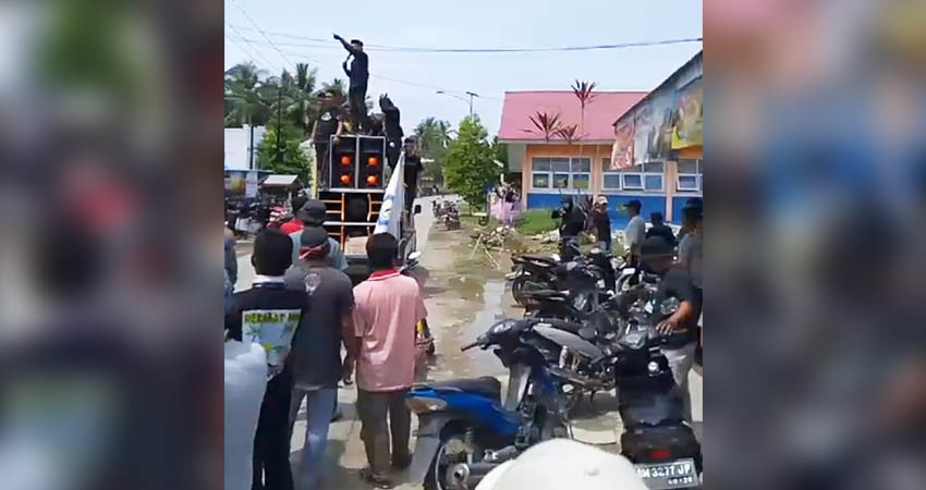 Aksi masyarakat yang mendarangi kantor Camat Bone Pantai, menyuarakan aspirasi menolak aktivitas tambang PT CBM di wilayah itu, Senin (21/10). (foto : Tangkapan layar)