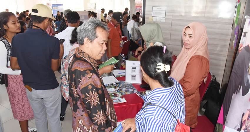 Pelajar Timor Leste antusias mendatangi lokasi pameran UNG saat Pameran Pendidikan Tinggi Indonesia, yang digelar di Dili, Timor Leste, baru-baru ini. (foto : dok / ung)