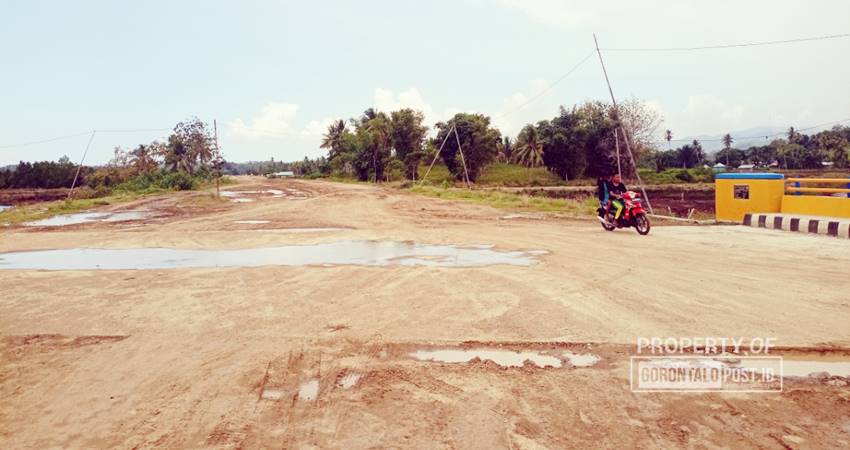 Kondisi jalan di Desa Mootinelo, Kecamatan Kwandang, Kabupaten Gorontalo Utara yang dikeluhkan oleh masyarakat. (F. Jalal/ Gorontalo Post)