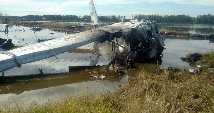 PESAWAT JATUH : Kondisi pesawat SAM AIR yang jatuh di kawasan tambak di Kecamatan Randangan, Kabupaten Pohuwato,  Ahad (20/10) pagi. (foto : istimewa)    