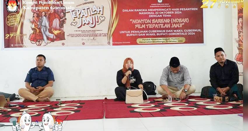 Plt Ketua KPU Kabgor Agustina Bilondatu saat memberikan sosialisasi pada pelajar di lingkungan Ponpes