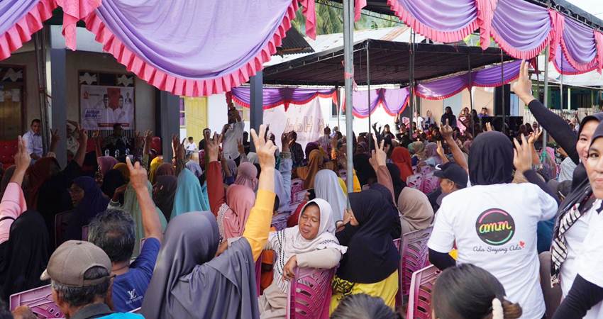 MEMBLUDAK - Masyarakat Desa Ombulo Hijau, Kecamatan Bone Pantai tak terbendung menghadiri kampanye pasangan Amran Mustapa - Irwan Mamesah. (foto : istimewa)