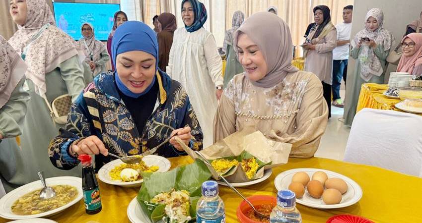 Angelina Sondak menikmati nasi kuning Gorontalo, Selasa (8/10) siang. (foto : istimewa)