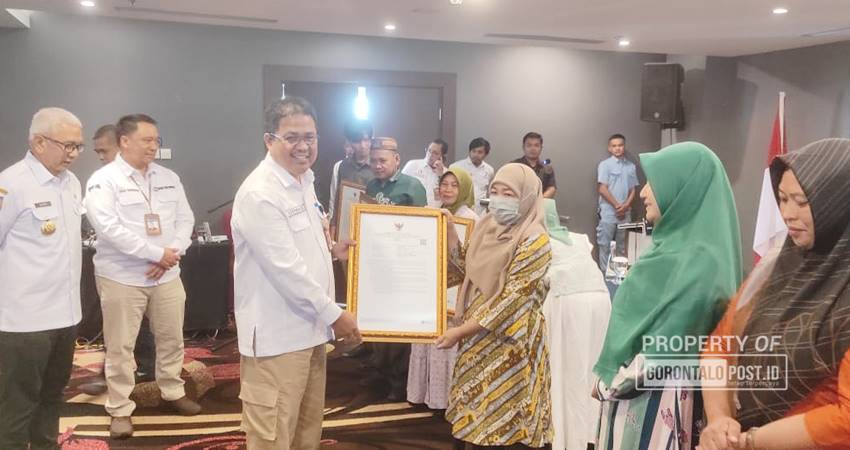 UMKM yang telah mendapat ijin edar dari BPOM Gorontalo, diserahkan lKepala BPOM Gorontalo, Stephanus Simon Sesa, Rabu (23/10/2024). (Foto: Roy/Gorontalo Post)