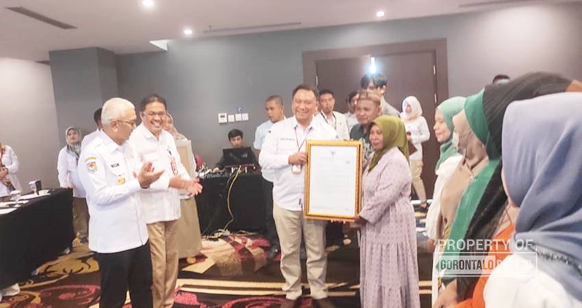 Kepala Kantor Perwakilan BI Gorontalo, Dian Nugraha, menyerahkan ijin edar dari BPOM Gorontalo, kepada UMKM