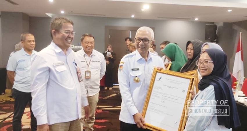 UMKM yang telah mendapat ijin edar dari BPOM Gorontalo, diserahkan langsung Pj. Gubernur Gorontalo Rudy Salahuddin didampingi Kepala BPOM Gorontalo, Stephanus Simon Sesa, Rabu (23/10/2024). (Foto: Roy/Gorontalo Post)
