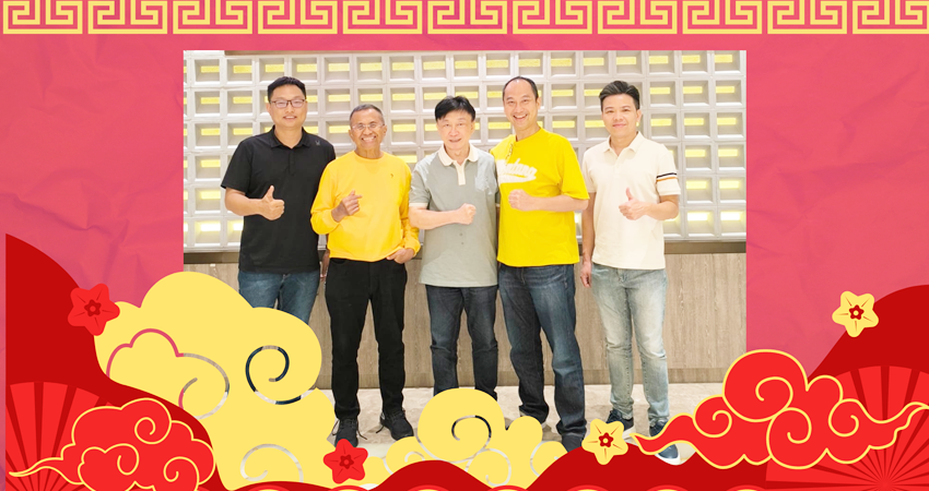 Dahlan Iskan foto bersama di resto hot pot bubur di Tiongkok.--