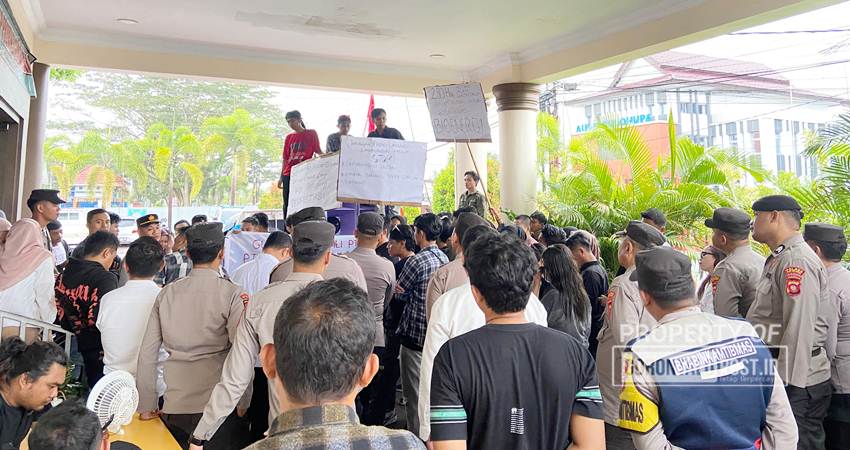 Aksi demontrasi yang dilakukan oleh Aliansi JPLLH di depan kantor PTSP Provinsi Gorontalo, Kamis (10/10/2024) (F. Diyanti/Gorontalo Post)
