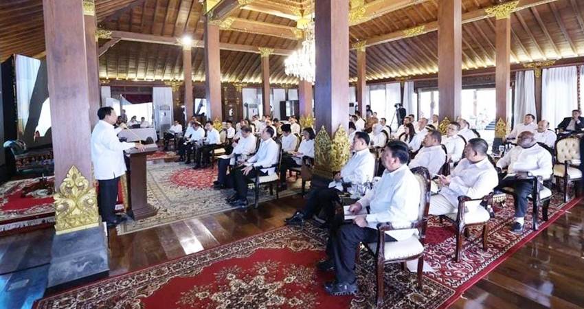 Prabowo Subianto memberikan pembekalan kepada calon menteri, calon wakil menteri, dan calon pimpinan lembaga negara di Hambalang.-HARIAN DISWAY-