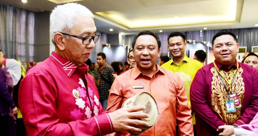 Pj Gubernur Gorontalo Rudy Salahuddin didampingi Kepala Perwakilan Bank Indonesia Gorontalo, Dian Nugraha, melihat produk kerajinan khas Gorontalo yang dipamerkan pada Hulonthalo Art and Craft Festival (HACF) 2024, bertempat di Grand Palace Convention Center Kota Gorontalo. (Foto – Diskominfotik