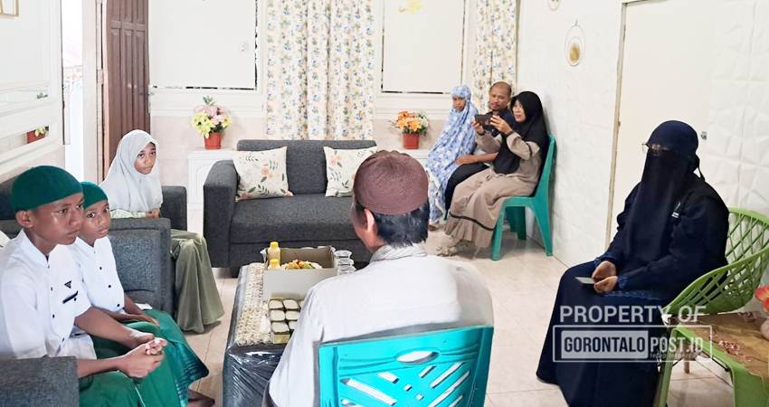 Dua kakak beradik usai menjalani khitanan di rumah sunat dr Taufik Kelurahan Talumolo, Kecamatan Dumbo Raya Kota Goorntalo. (Foto: Roy/Gorontalo Post).