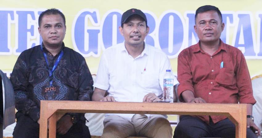 Kuasa hukum pasangan calon nomor urut 4 Hendra-Warsito memberikan keterangan kepada wartawan usai melapor ke Panwas Kecamatan Dungaliyo, Kamis (17/10).