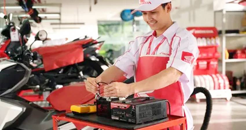 Perawatan AKI yang dilakukan teknisi resmi sepeda motor honda. (foto : dok /daw)