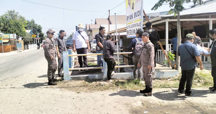 Timsus Kejati Gorontalo saat melakukan pengecekan langsung di lokasi proyek kanal Tanggidaa untuk menelusuri kerugian negara, Kamis (24/10/2024). (Foto: Lukman/For Gorontalo Post).