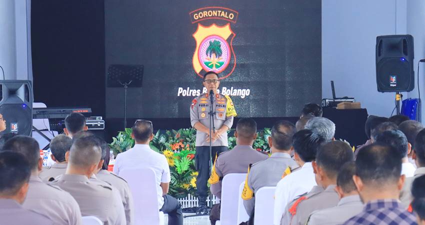 Kapolda Gorontalo Irjen Pol. Drs Pudji Prasetijanto Hadi, M.H saat memberikan arahan kepada anggota Polri di jajaran Polres Bone Bolango, Rabu (02/10/2024).