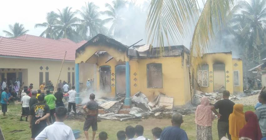 Satu unit rumah di Desa Omayuwa, Kecamatan Randangan dilalap oleh si jago merah.